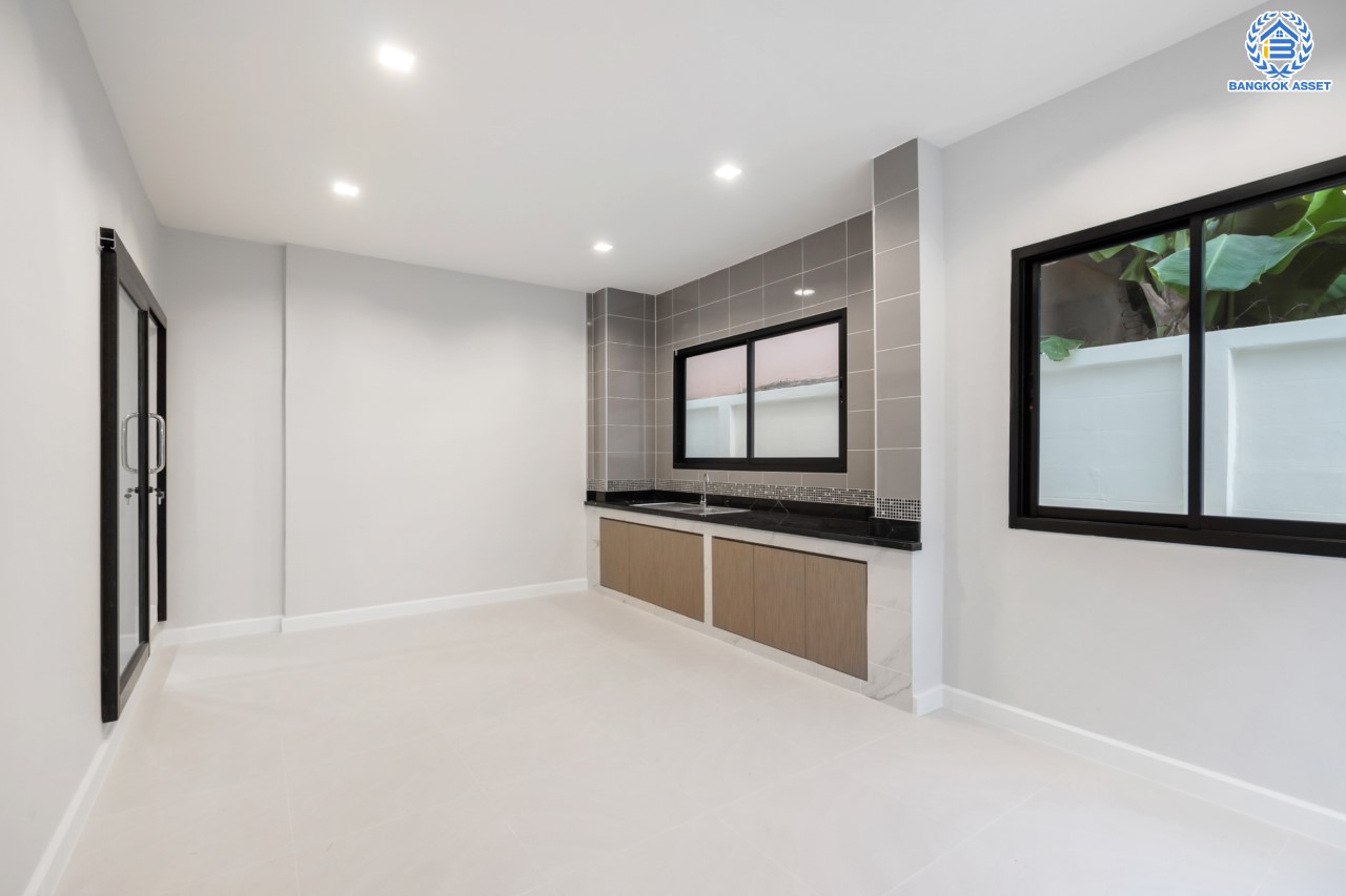 คฤหาสน์ตกแต่งใหม่ คุณภาพ LH ม.ชลลดา บางบัวทอง แปลงมุม เนื้อที่ 121 ตร.ว. ตกแต่งหรูหรา ตอบโจทย์ครอบครัวใหญ่ ด้วยฟังก์ชัน 4 ห้องนอน 6 ห้องน้ำ 1 ห้องอเนกประสงค์ 1 ห้องแม่บ้าน จอดรถได้ถึง 4 คัน มีสนามหญ้าด้านข้างกว้างขวาง พร้อม Facilities ครบ! บนทำเลคุณภาพ เชื่อมต่อได้หลายเส้นทาง ใกล้เซ็นทรัลเวสต์เกต และรถไฟฟ้า "สถานีบางพลู"